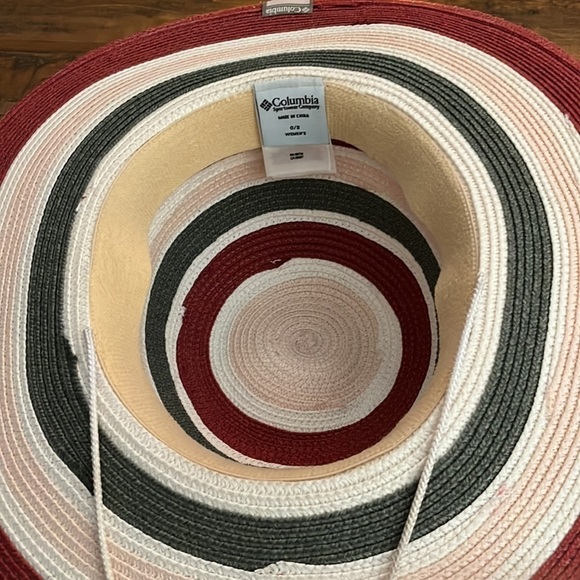 Columbia straw hat, 55% paper/ 45% polyester, in very good condition